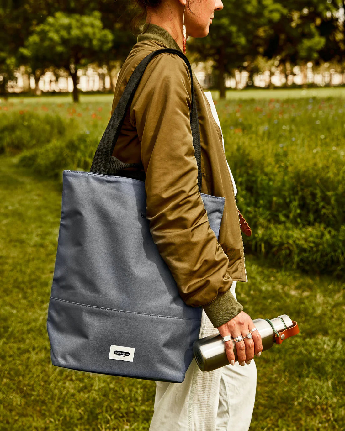 Black+Blum Insulated Tote Bag – szara torba termiczna na lunch i przekąski, zapinana na zamek, pojemna i elegancka