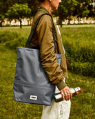 Black+Blum Insulated Tote Bag – szara torba termiczna na lunch i przekąski, zapinana na zamek, pojemna i elegancka
