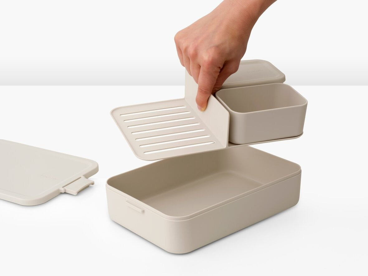 Lunchbox Brabantia Make & Take Soft Beige 2 L z przegródkami i dodatkowymi pojemnikami, szczelny, nadaje się do mikrofalówki, zamrażarki i zmywarki, ekologiczny, kolor: beżowy