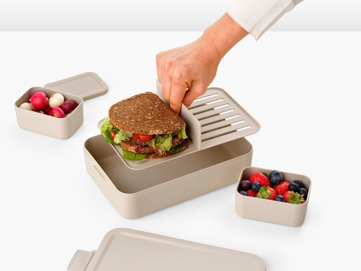 Lunchbox Brabantia Make & Take Soft Beige 2 L z przegródkami i dodatkowymi pojemnikami, szczelny, nadaje się do mikrofalówki, zamrażarki i zmywarki, ekologiczny, kolor: beżowy