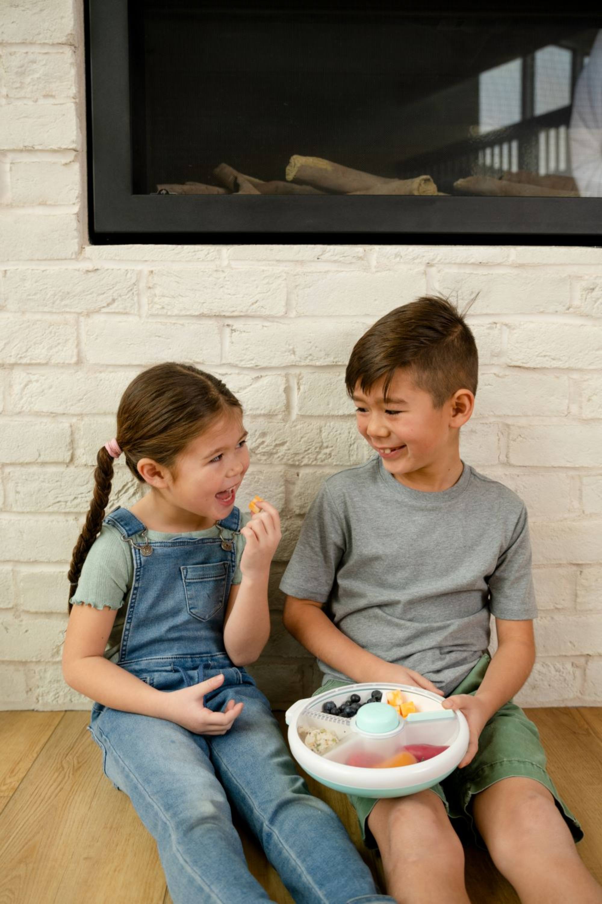 GoBe Large Snack Spinner – pojemnik na przekąski, interaktywny, szczelny i łatwy w obsłudze, kolor: macaron blue