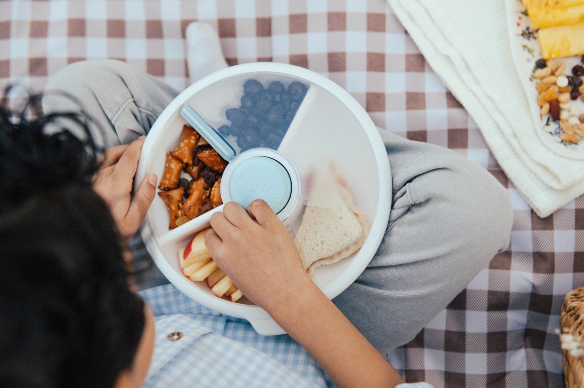GoBe Large Snack Spinner – pojemnik na przekąski, interaktywny, szczelny i łatwy w obsłudze, kolor: macaron blue