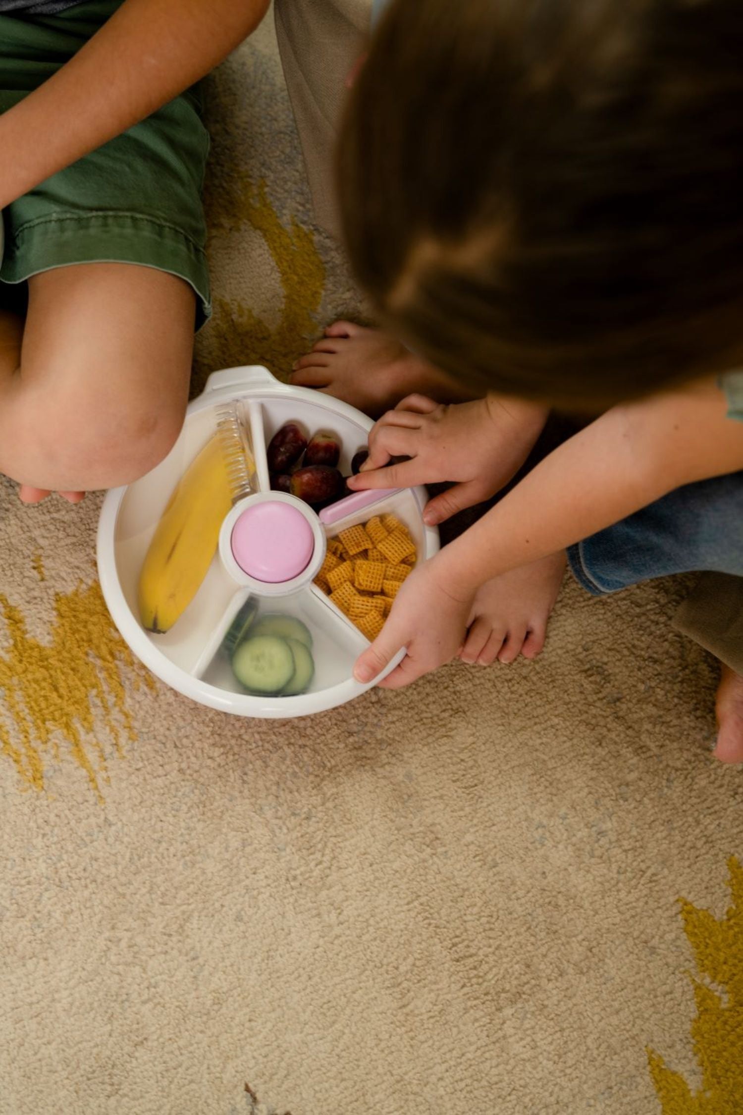 GoBe Large Snack Spinner – pojemnik na przekąski, interaktywny, szczelny i łatwy w obsłudze, kolor: taro purple