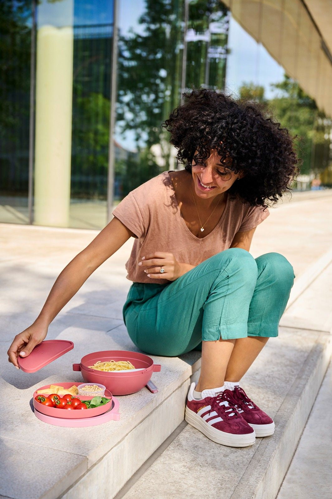 Dwupoziomowa czerwona miska na lunch Mepal Vita - duża pojemność, 5 przegródek, pojemnik na sos, szczelna, wyprodukowano w Europie
