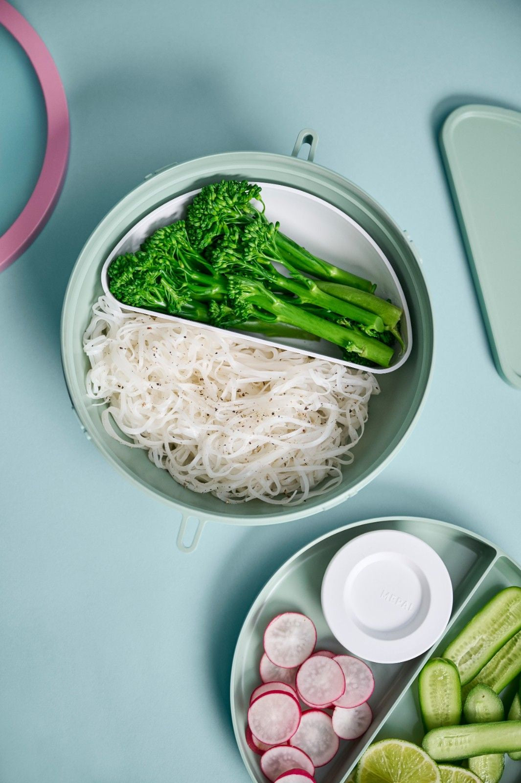 Dwupoziomowa czerwona miska na lunch Mepal Vita - duża pojemność, 5 przegródek, pojemnik na sos, szczelna, wyprodukowano w Europie