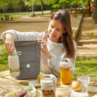 Szklana butelka Lekue To Go Organic – szczelna, z odkręcanym dnem i wygodnym uchwytem.