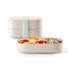 Lunchbox Lekue To Go Organic – bento box z przegrodą, schowkiem i silikonową opaską.