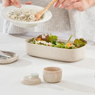 Lunchbox Lekue To Go Organic – bento box z przegrodą, schowkiem i silikonową opaską.
