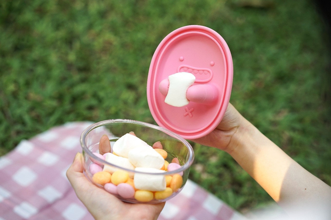 Różowy pojemnik Monchi Finger Snack Bowl z ergonomicznym uchwytem na palec