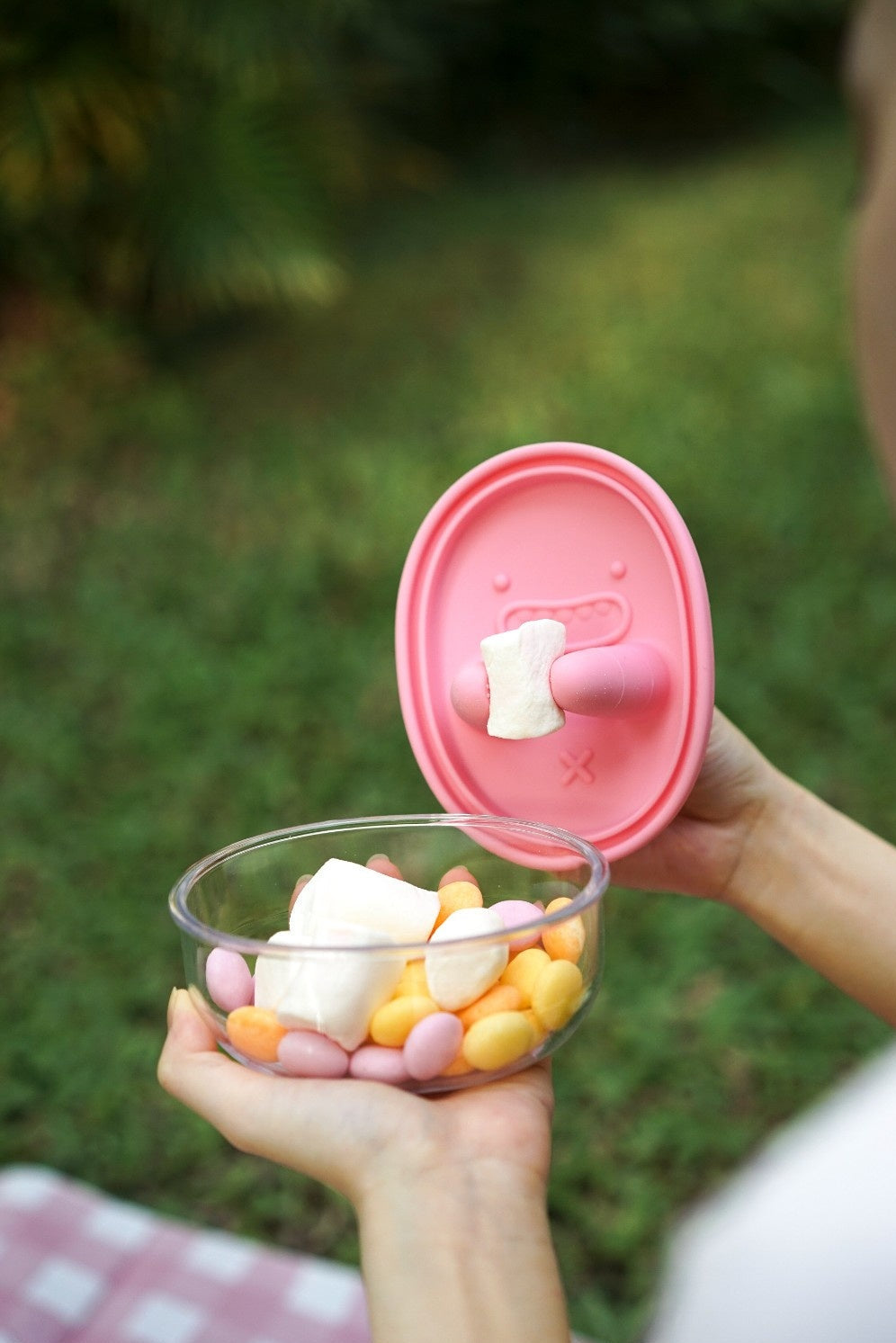 Monchi Finger Snack Bowl różowy – miseczka do chipsów na palce