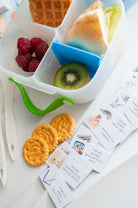 Karteczki do śniadaniówki dla chłopca Suchy Pakuneczek – zestaw 100 sztuk. Papier 200 g, pastelowe kolory, ręczne wykonanie, wymiary dopasowane do lunchboxa, motywacyjne i edukacyjne wiadomości codzienne, odporne na zgniecenia