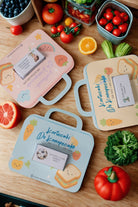 Karteczki do śniadaniówki dla dziewczynki Suchy Pakuneczek – zestaw 100 sztuk. Papier 200 g, pastelowe kolory, ręczne wykonanie, wymiary dopasowane do lunchboxa, motywacyjne i edukacyjne wiadomości codzienne, odporne na zgniecenia