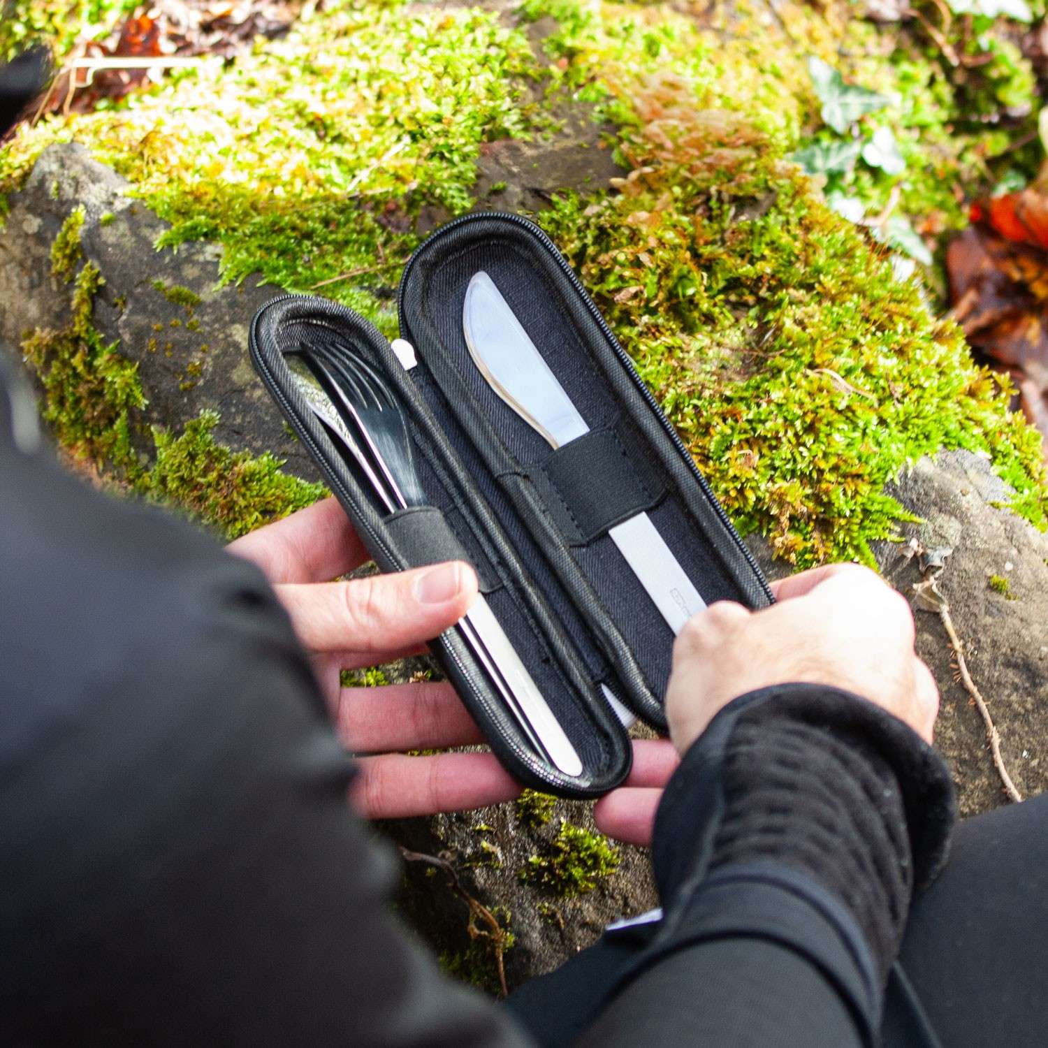 Monbento Slim Nest Black – stalowy zestaw sztućców w etui na suwak, lekki, kompaktowy, trwały i idealny w podróży, kolor: czarny
