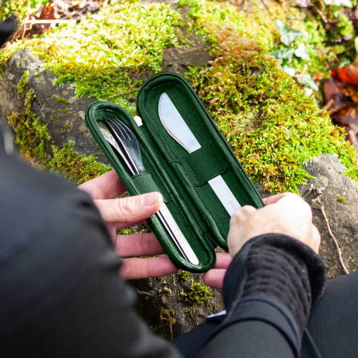 Monbento Slim Nest Green – stalowy zestaw sztućców w etui na suwak, lekki, kompaktowy, trwały i idealny w podróży, kolor: zielony