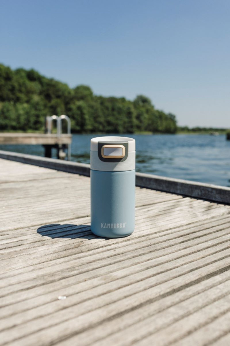 Kambukka Etna Breezy Blue 300 ml – stalowy kubek termiczny, nakrętka 3w1, szczelny i stylowy, utrzymuje ciepło do 5h, kolor: niebieski