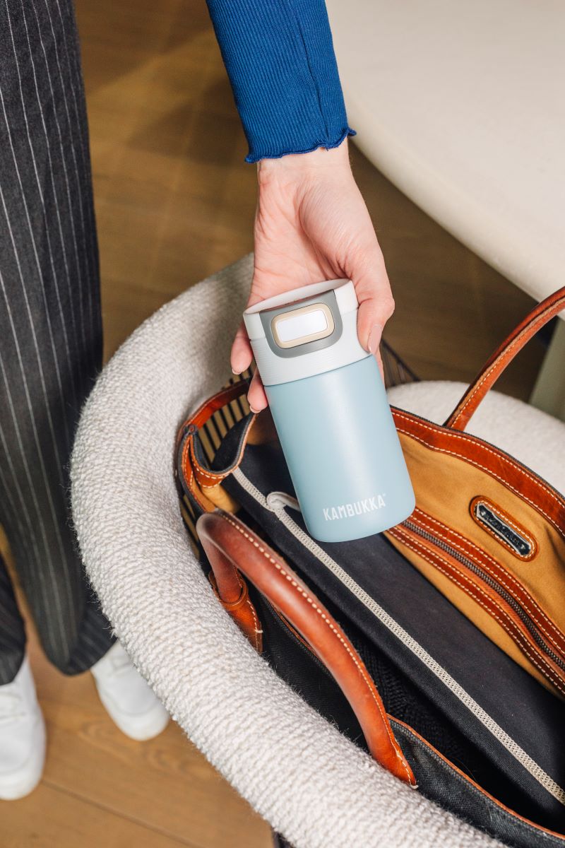 Kambukka Etna Breezy Blue 300 ml – stalowy kubek termiczny, nakrętka 3w1, szczelny i stylowy, utrzymuje ciepło do 5h, kolor: niebieski