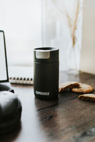Kambukka Olympus 300 ml Jet Black – kompaktowy czarny kubek termiczny, szczelny, One-Click, Snapclean®, utrzymuje ciepło 6h i zimno 11h.