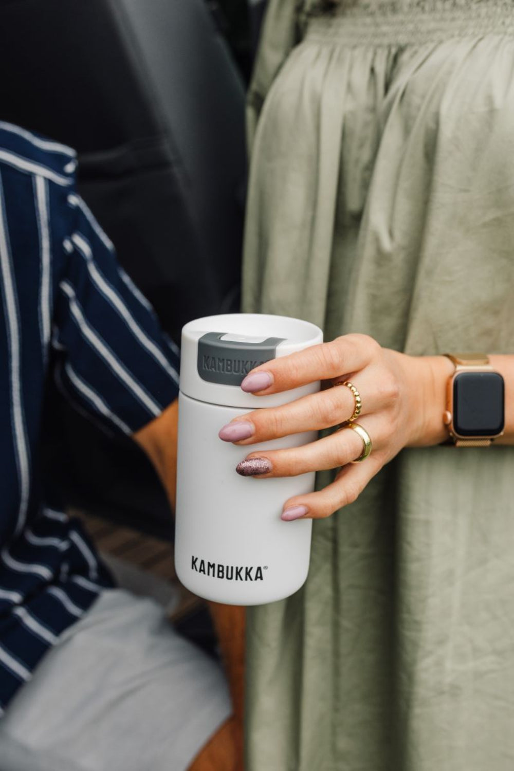 Kambukka Olympus 300 ml Marshmallow White – kompaktowy biały kubek termiczny, szczelny, One-Click, Snapclean®, utrzymuje ciepło 6h i zimno 11h.