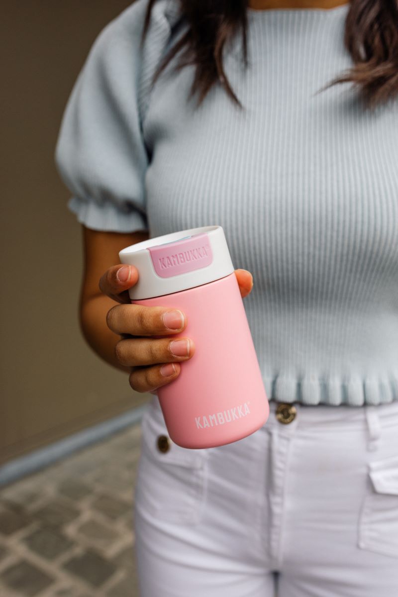 Kambukka Olympus 300 ml Pink Kiss – kompaktowy różowy kubek termiczny, szczelny, One-Click, Snapclean®, utrzymuje ciepło 6h i zimno 11h.