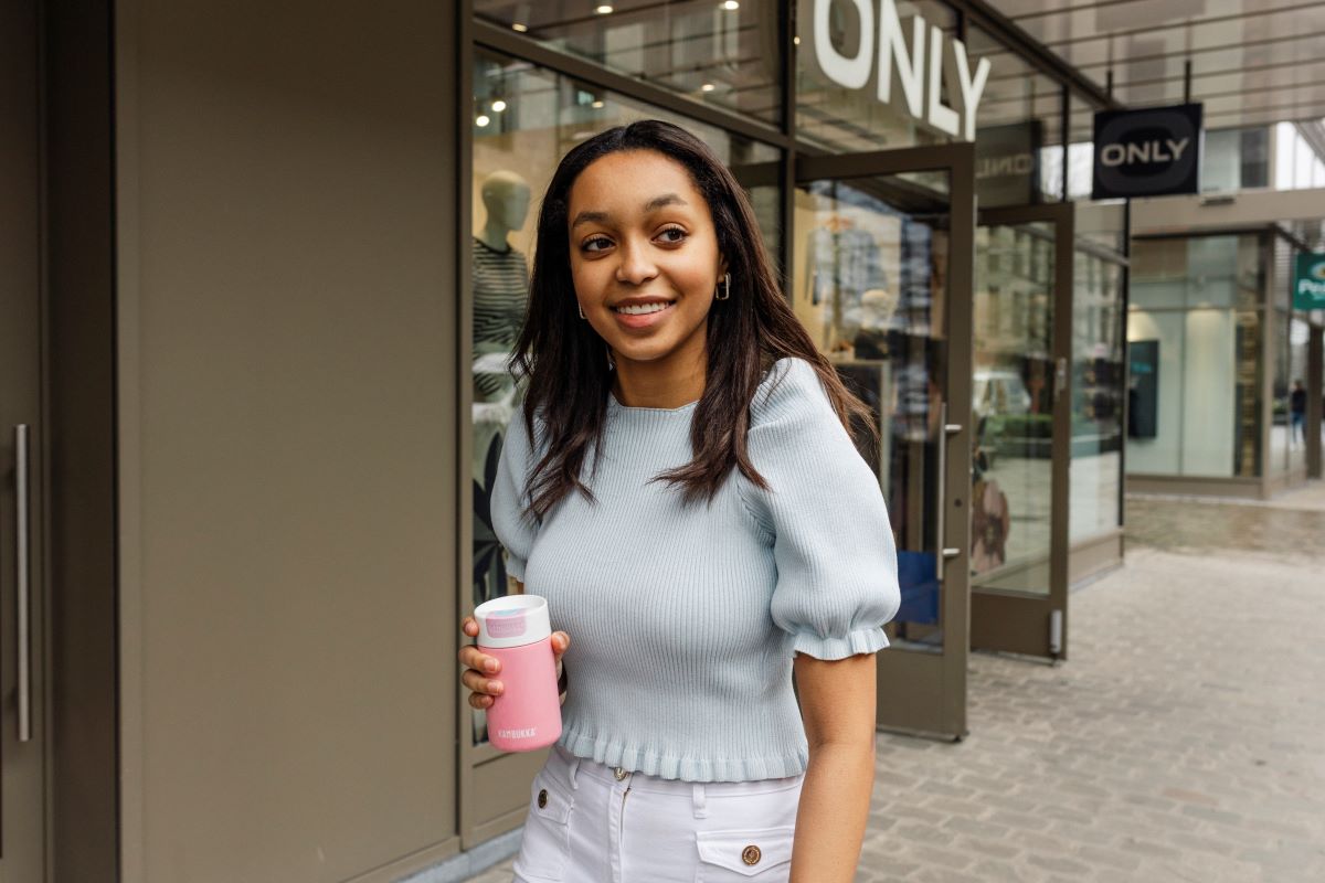 Kambukka Olympus 300 ml Pink Kiss – kompaktowy różowy kubek termiczny, szczelny, One-Click, Snapclean®, utrzymuje ciepło 6h i zimno 11h.