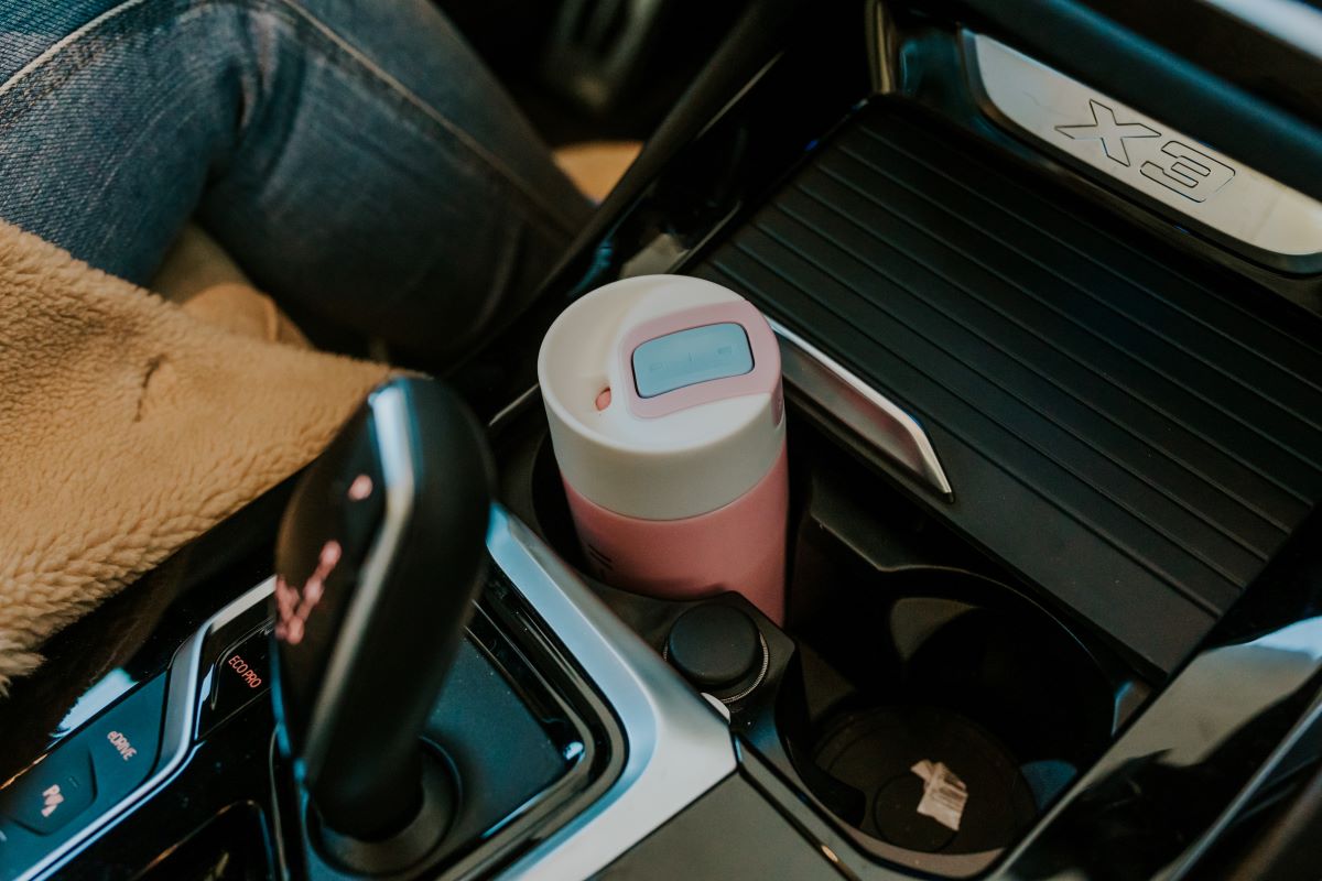 Kambukka Olympus 300 ml Pink Kiss – kompaktowy różowy kubek termiczny, szczelny, One-Click, Snapclean®, utrzymuje ciepło 6h i zimno 11h.