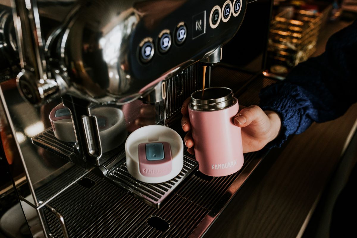 Kambukka Olympus 300 ml Pink Kiss – kompaktowy różowy kubek termiczny, szczelny, One-Click, Snapclean®, utrzymuje ciepło 6h i zimno 11h.