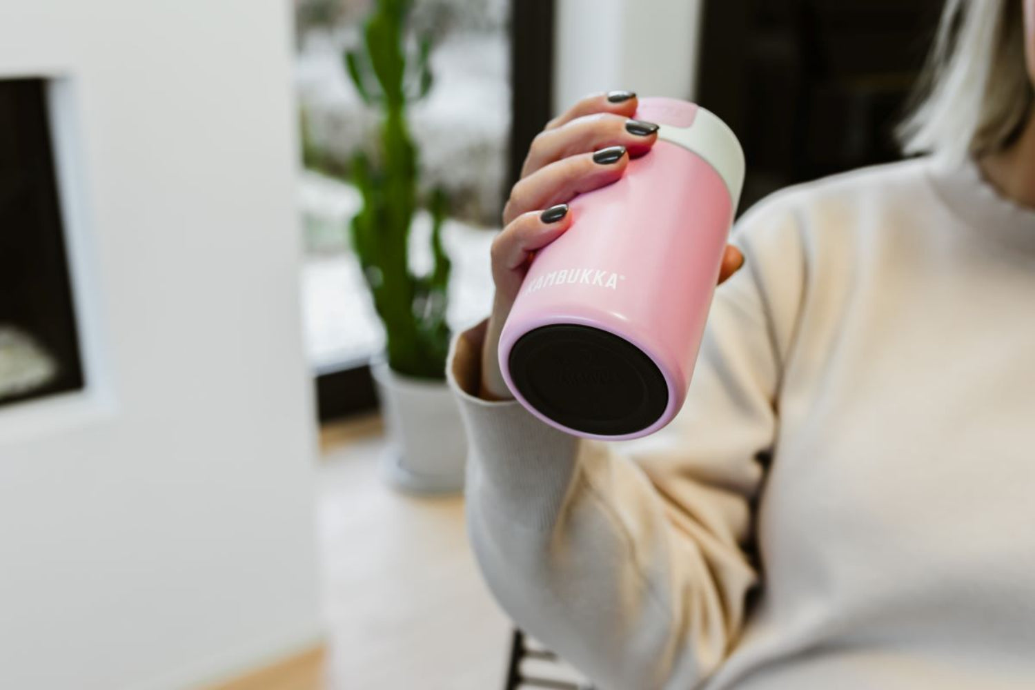 Kambukka Olympus 300 ml Pink Kiss – kompaktowy różowy kubek termiczny, szczelny, One-Click, Snapclean®, utrzymuje ciepło 6h i zimno 11h.