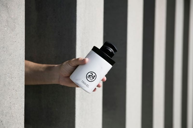 Kubek termiczny 24Bottles Carrara – 350 ml, stal nierdzewna, szczelny, trzyma ciepło 6 h i zimno 24 h, kolor: biały