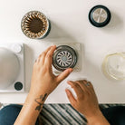 Czarny kubek termiczny 355 ml Fellow Carter Move Mug Matte Black - stal nierdzewna, szczelny, chroni przed rozlewaniem, szeroki otwór, nie wchłania smaku i zapachu