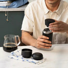 Czarny kubek termiczny 355 ml Fellow Carter Move Mug Matte Black - stal nierdzewna, szczelny, chroni przed rozlewaniem, szeroki otwór, nie wchłania smaku i zapachu