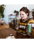 Czarny kubek termiczny 355 ml Fellow Carter Move Mug Matte Black - stal nierdzewna, szczelny, chroni przed rozlewaniem, szeroki otwór, nie wchłania smaku i zapachu