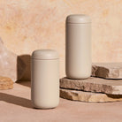 Beżowy kubek termiczny 355 ml Fellow Carter Move Mug Sand Dune - stal nierdzewna, szczelny, chroni przed rozlewaniem, szeroki otwór, nie wchłania smaku i zapachu