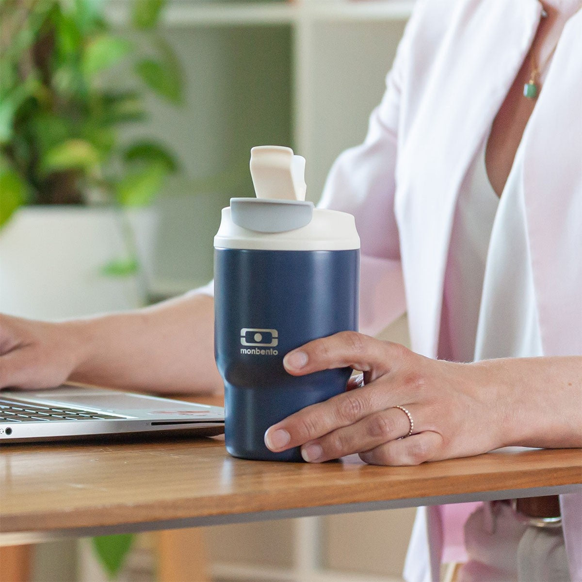 Granatowy kubek termiczny Monbento Travel Mug 360 ml kolor Infinity