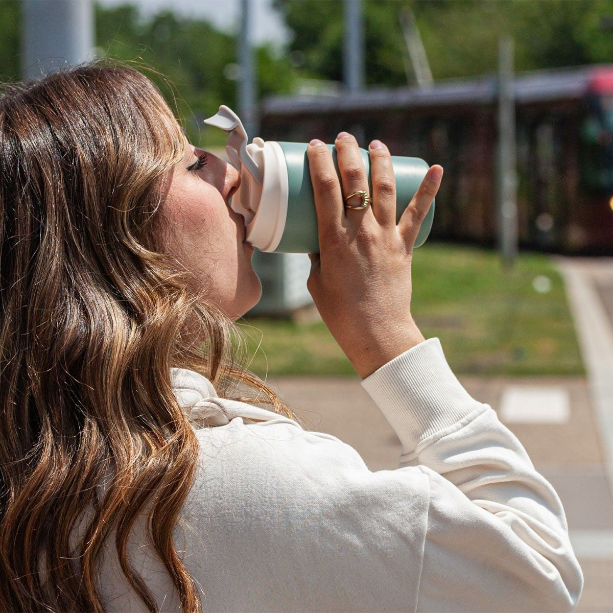 Jasnozielony matowy kubek podróżny Monbento Travel Mug 0,36 l