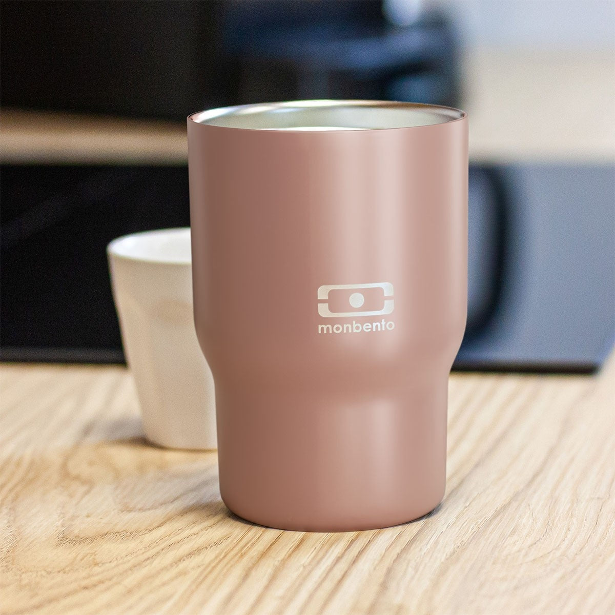 Stalowy kubek podróżny Monbento Travel Mug 0,36 l kolor Pink Moka