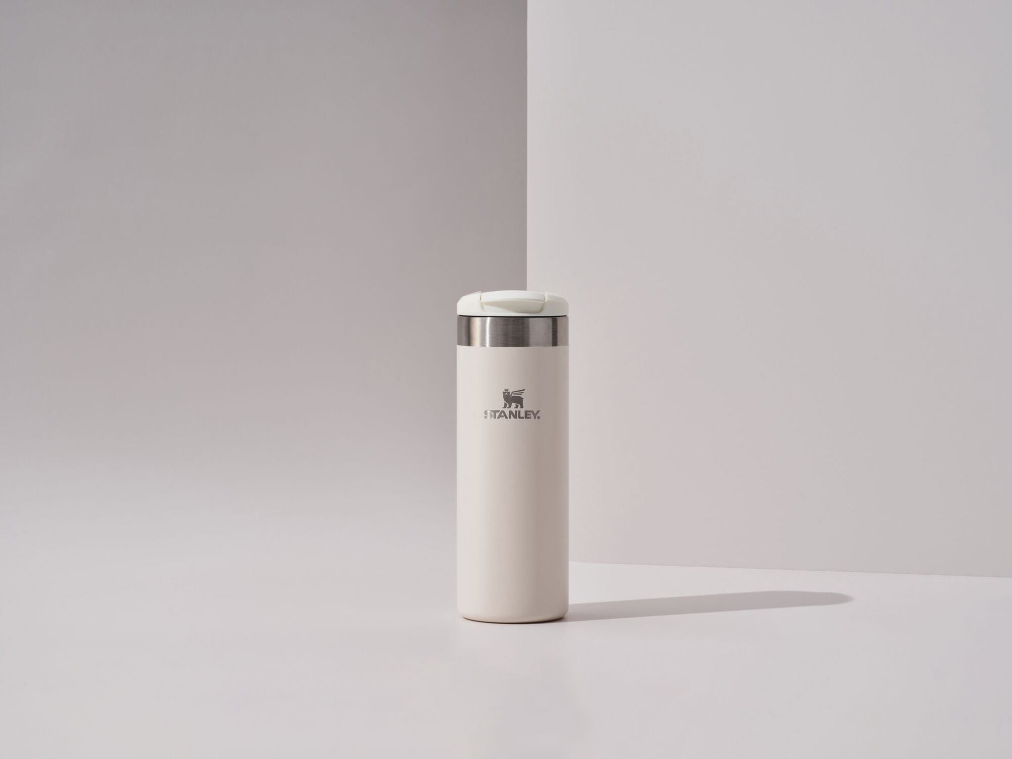 Beżowy kubek termiczny Stanley z serii AeroLight™ z uszczelnianą pokrywką