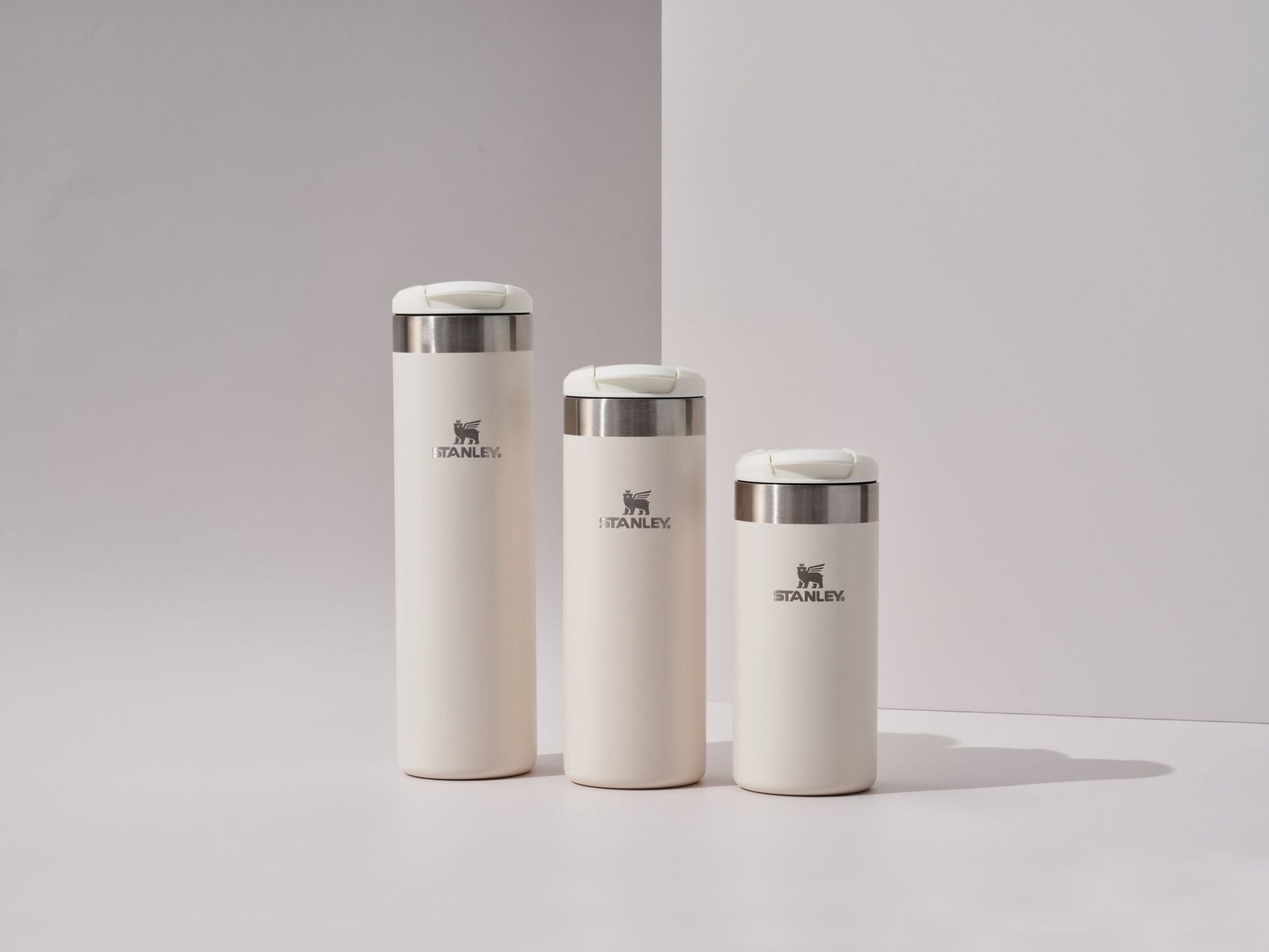 Kremowy kubek Stanley AeroLight™ Transit – dopasowany do uchwytów w aucie