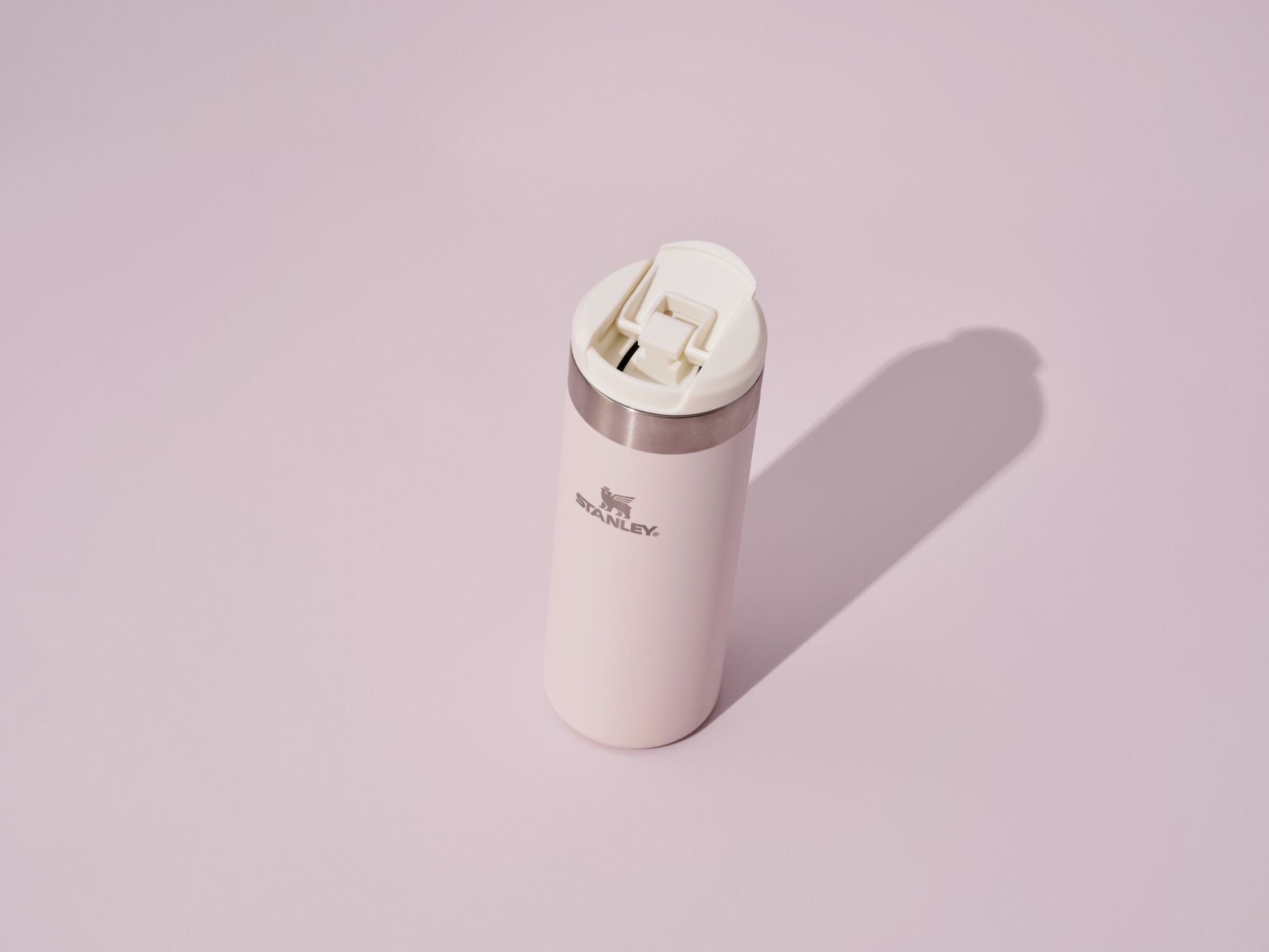 Stanley AeroLight™ Rose Quartz – szczelny kubek termiczny do samochodu