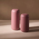 Różowy kubek Fellow Carter Move Mug z ceramicznym wnętrzem i blokadą przeciw rozlewaniu