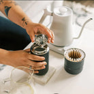 Czarny kubek termiczny 473 ml Fellow Carter Move Mug Matte Black - stal nierdzewna, szczelny, chroni przed rozlewaniem, szeroki otwór, nie wchłania smaku i zapachu, długo utrzymuje temperaturę