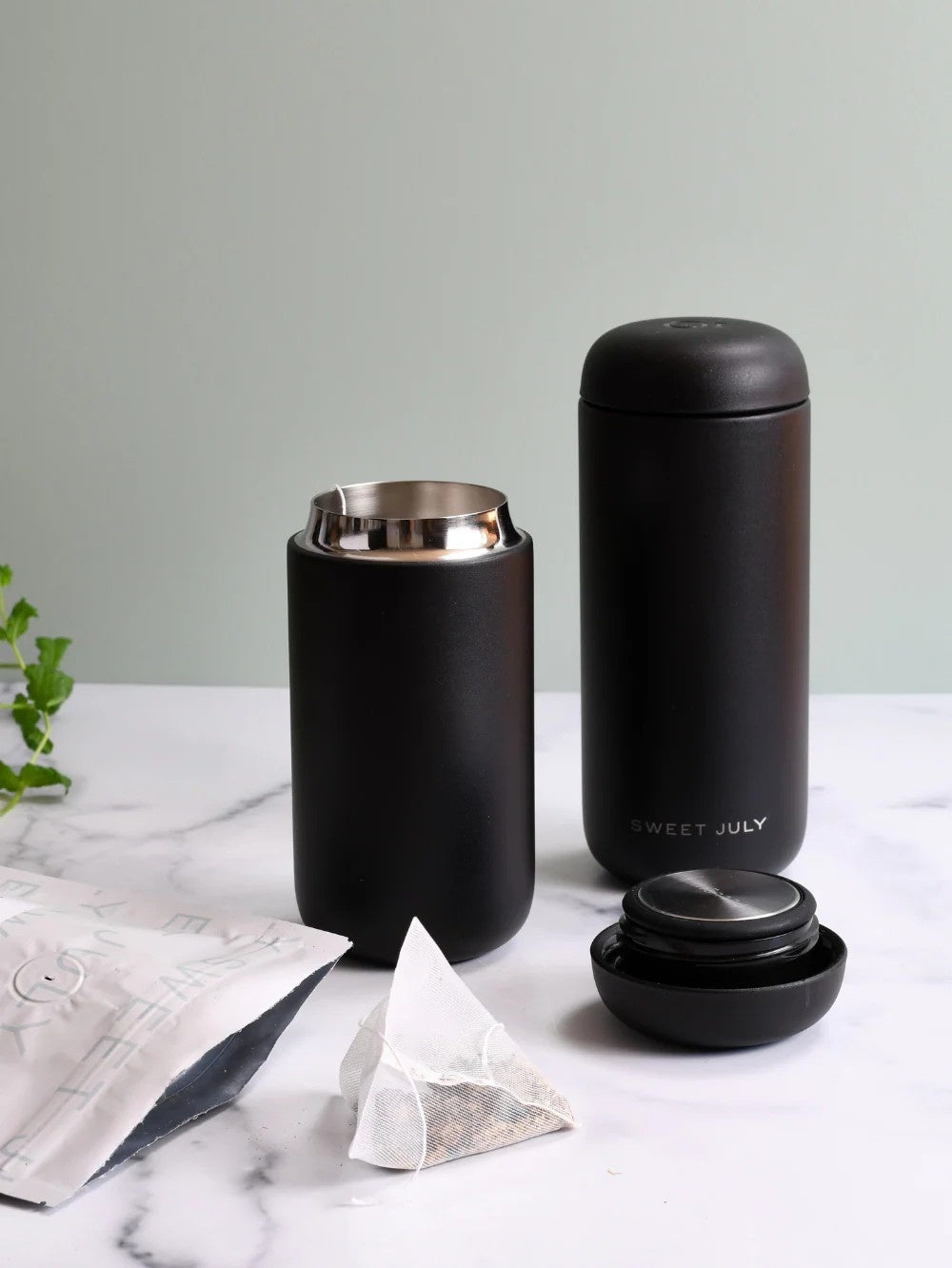 Czarny kubek termiczny 473 ml Fellow Carter Move Mug Matte Black - stal nierdzewna, szczelny, chroni przed rozlewaniem, szeroki otwór, nie wchłania smaku i zapachu, długo utrzymuje temperaturę