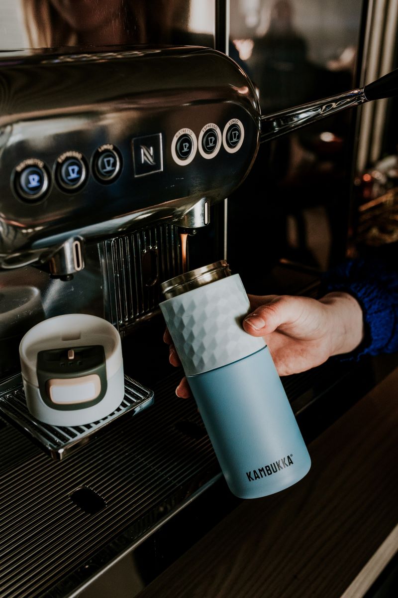 Kambukka Etna Breezy Blue 500 ml – stalowy kubek termiczny, nakrętka 3w1, szczelny i stylowy, utrzymuje ciepło do 9h