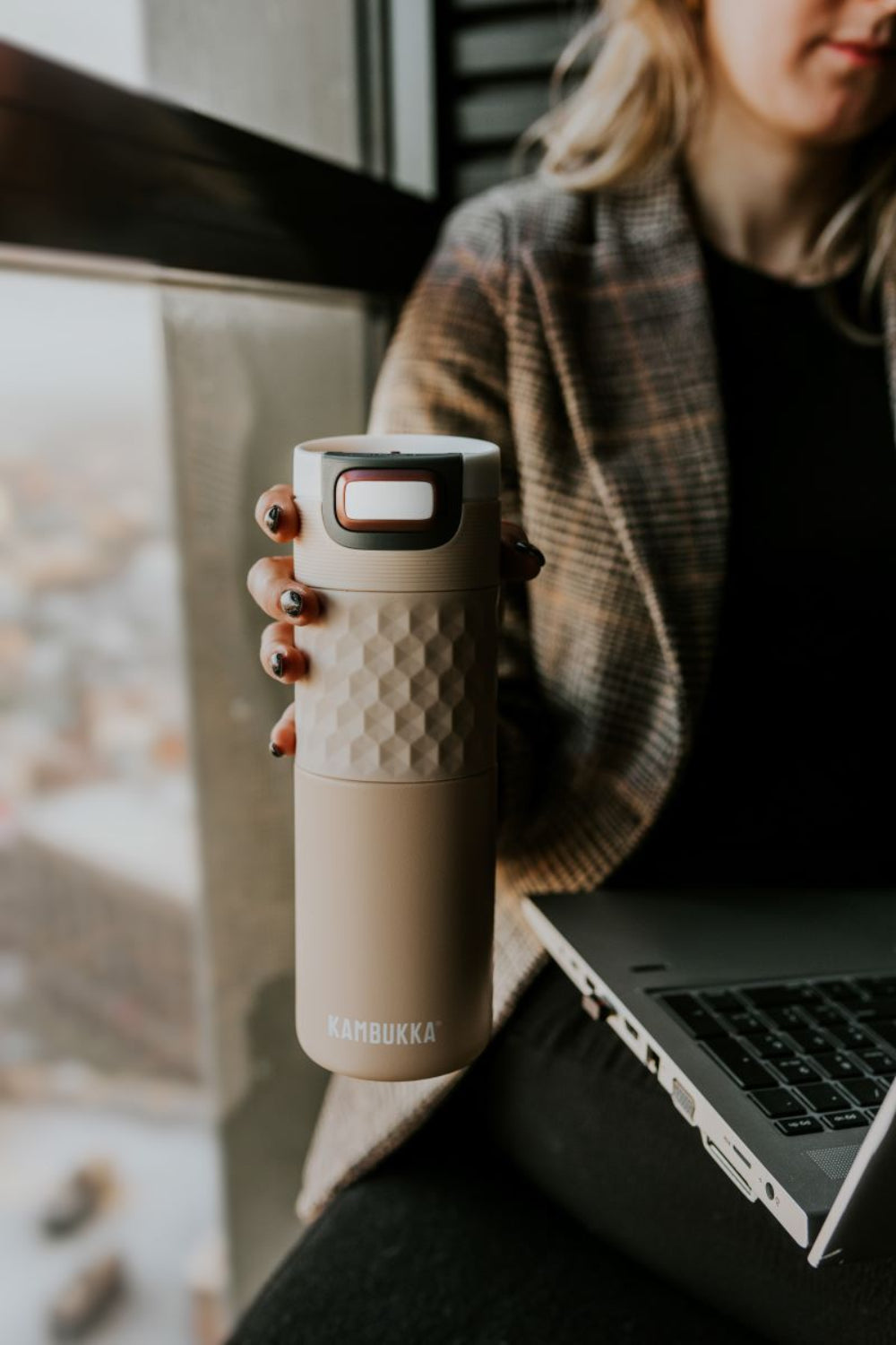 Kambukka Etna Grip Barely Beige 500 ml – stalowy kubek termiczny, nakrętka 3w1, szczelny i stylowy, utrzymuje ciepło do 9h