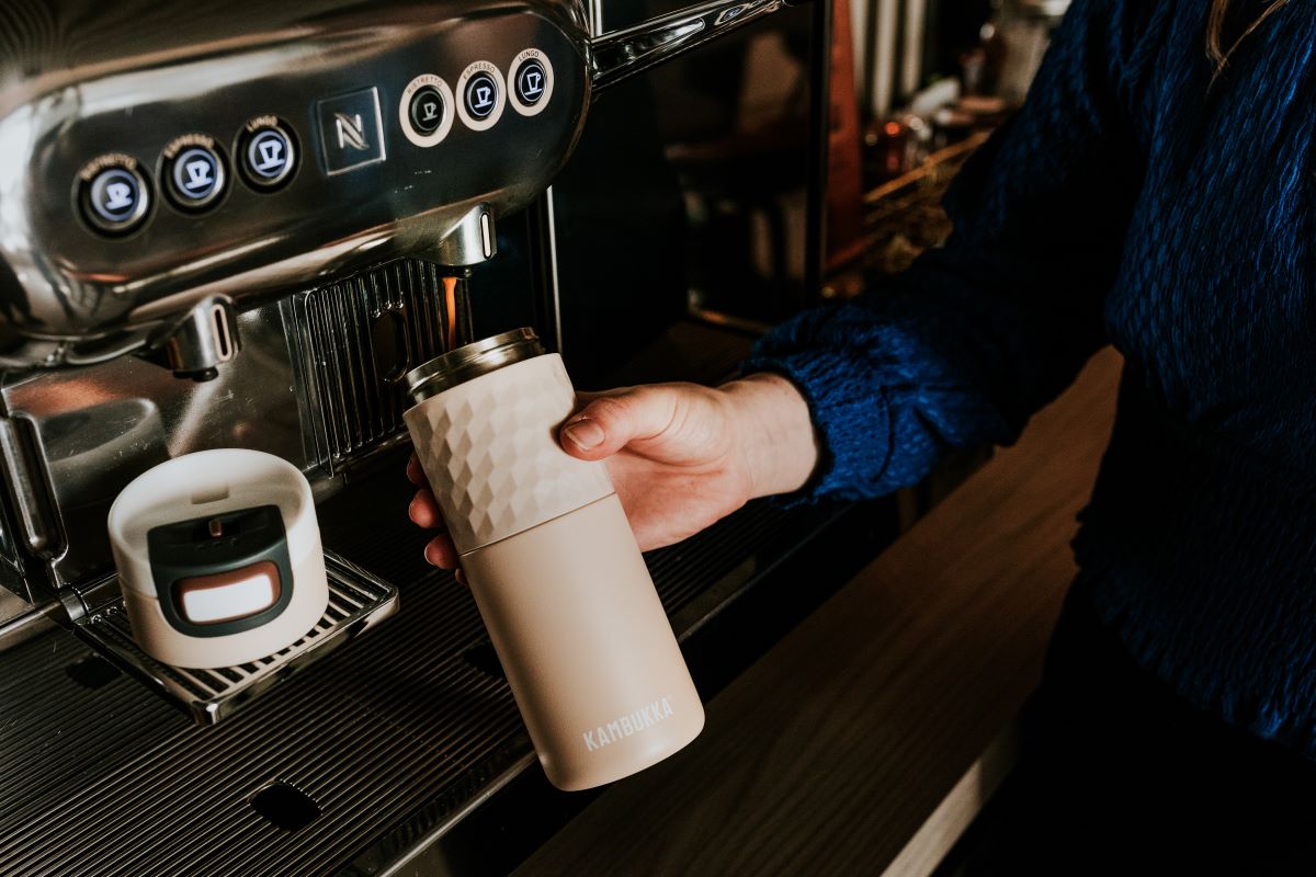 Kambukka Etna Grip Barely Beige 500 ml – stalowy kubek termiczny, nakrętka 3w1, szczelny i stylowy, utrzymuje ciepło do 9h