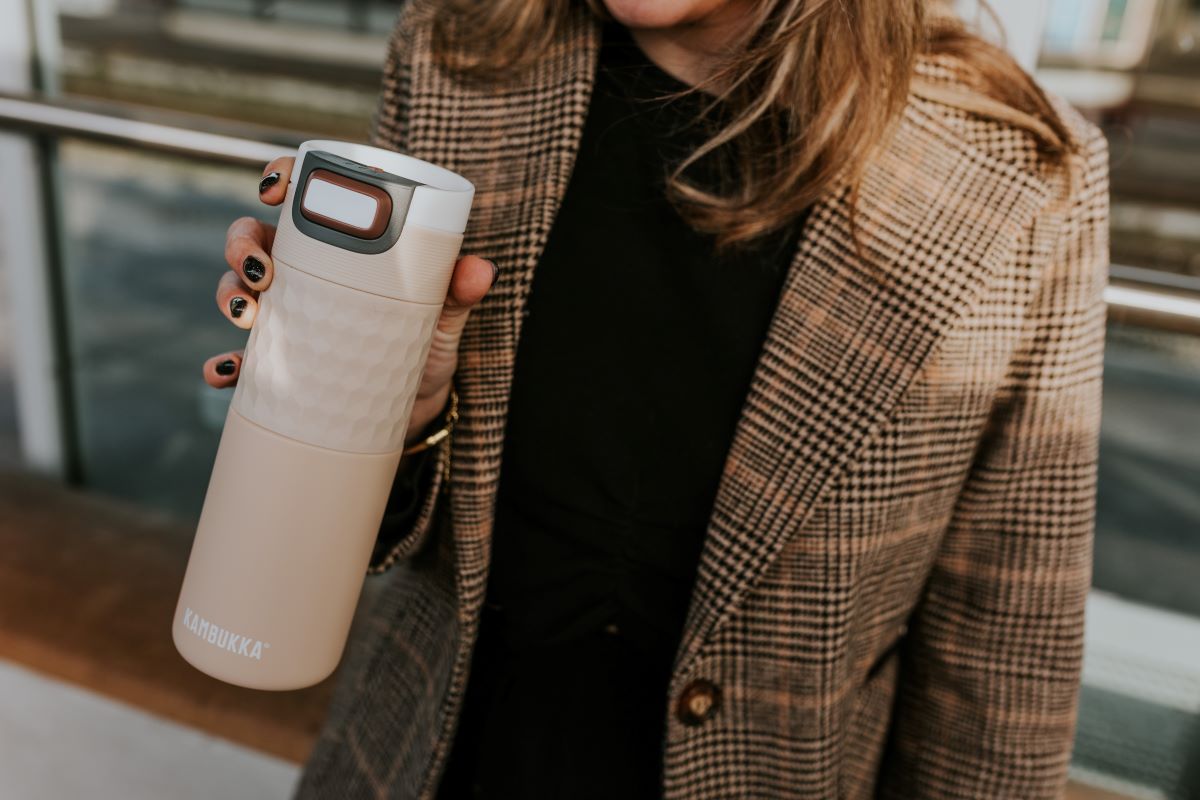 Kambukka Etna Grip Barely Beige 500 ml – stalowy kubek termiczny, nakrętka 3w1, szczelny i stylowy, utrzymuje ciepło do 9h
