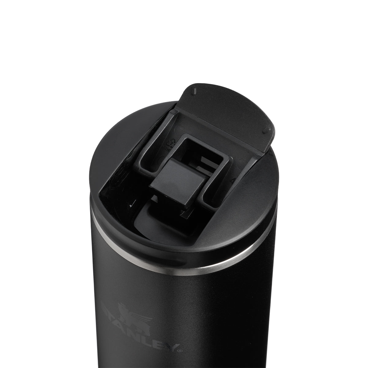 Czarny duży kubek termiczny Stanley AeroLight Flip Top o pojemności 590 ml