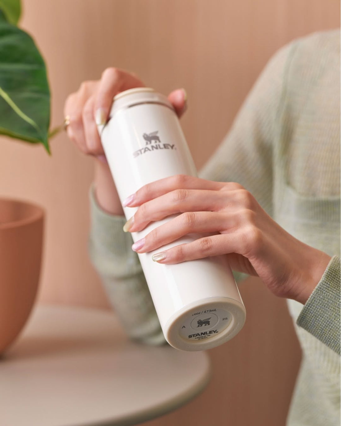 Beżowy kubek termiczny Stanley z serii AeroLight™ z zamykaną klapką