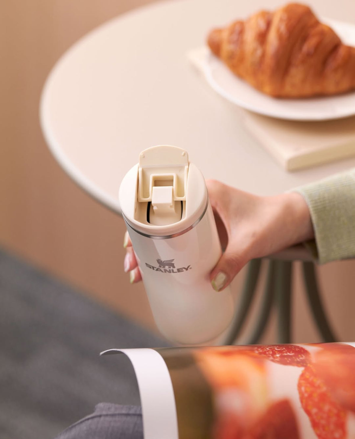 Stanley AeroLight™ Cream Gloss – duży kubek wielorazowy nadający się do zmywarki