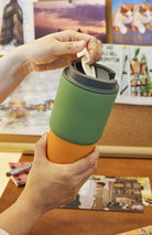 Kubek termiczny Asobu Pick Me Up Pastel Green - 650 ml, pokrywka z ustnikiem, silikonowa podstawa, stal nierdzewna, 100% szczelności, kolor: zielony