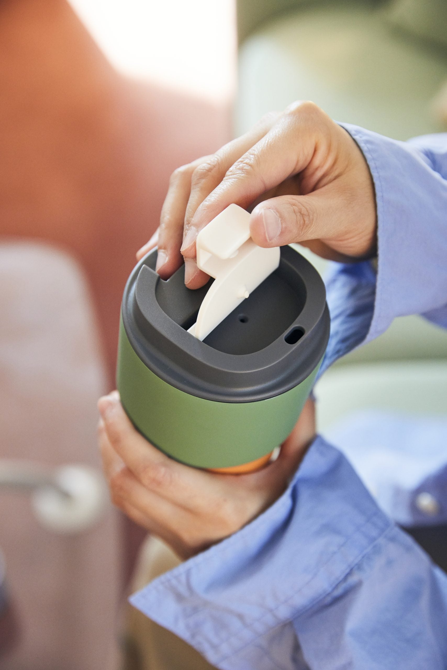 Kubek termiczny Asobu Pick Me Up Pastel Green - 650 ml, pokrywka z ustnikiem, silikonowa podstawa, stal nierdzewna, 100% szczelności, kolor: zielony